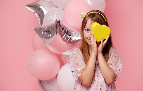 Menina Alegre Vestido Tule Elegante Perto Dos Balões Presente Aniversário — Fotografia de Stock