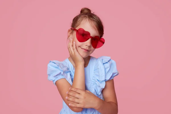Retrato Menina Criança Bonito Surpreso Nos Óculos Sol Forma Coração — Fotografia de Stock