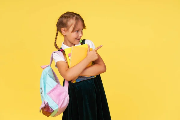 Portret Van Een Schoolmeisje Met Lesboeken Een Rugzak Een Gele — Stockfoto