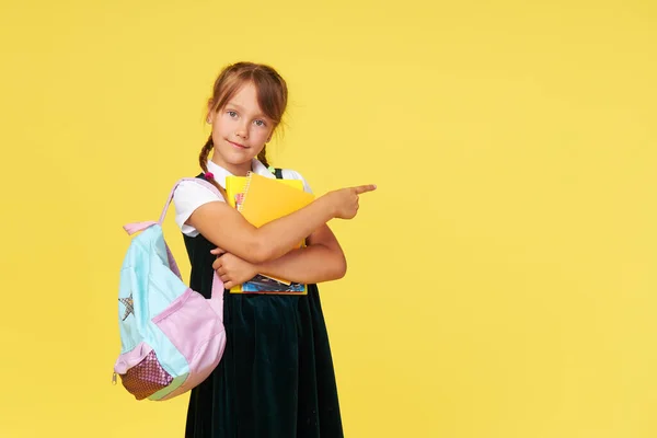 Portret Van Een Schoolmeisje Met Lesboeken Een Rugzak Een Gele — Stockfoto