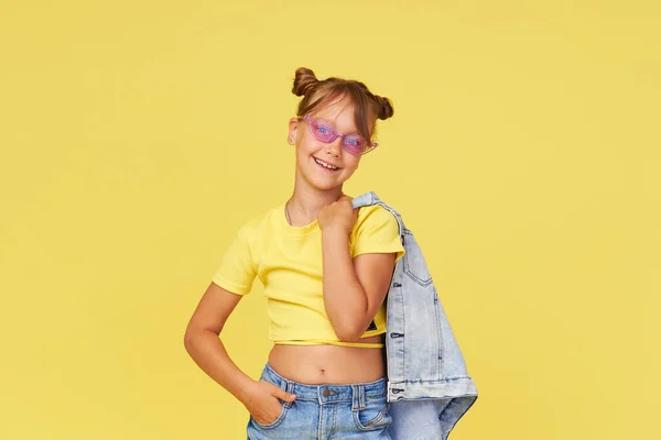 Retrato Criança Pequena Menina Bonito Surpreso Sobre Fundo Amarelo Olhar — Fotografia de Stock