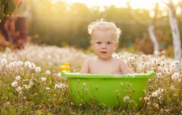 Маленький Ребенок Играет Аквариуме Водой Летнем Саду Солнечный День — стоковое фото