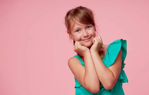 可爱的蹒跚学步的小女孩的画像 有两个粉色背景的有趣的辫子 儿童产品的广告 有趣的脸 — 图库照片