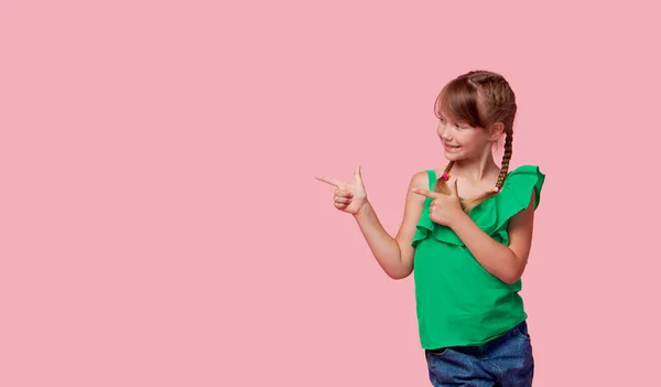 Retrato Criança Bonito Menina Com Duas Tranças Engraçadas Sobre Fundo — Fotografia de Stock