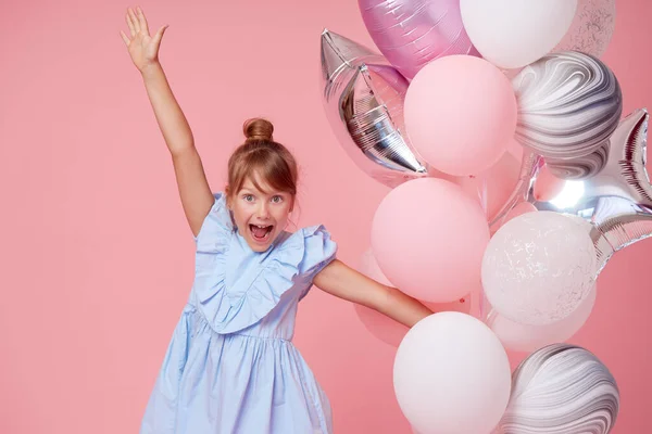 Joyful Kind Meisje Elegante Tule Jurk Buurt Van Ballonnen Verjaardagscadeau — Stockfoto