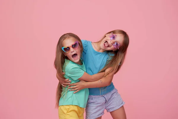 Bonito Crianças Adoráveis Divertindo Junto Com Camisetas Coloridas Brilhantes Isoladas — Fotografia de Stock