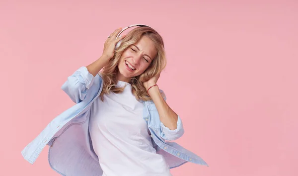 Young Attractive Girl Has Fun Listening Loud Music Headphones Dancing — Zdjęcie stockowe