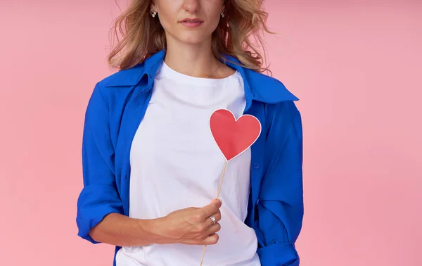 Young Woman Blue Shirt Holds Red Paper Heart Front Her — ストック写真