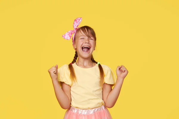 Retrato Criança Pequena Menina Bonito Surpreso Sobre Fundo Amarelo Olhar — Fotografia de Stock