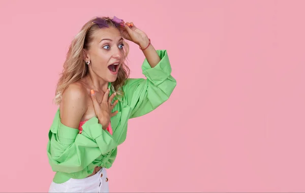 Portrait Pretty Cheerful Girl Wide Open Mouth Green Bright Shirt — Fotografia de Stock