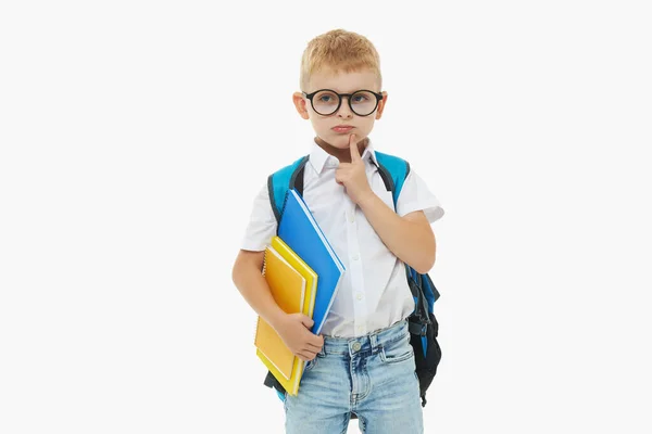 학교로 돌아가 때하얀 배경에 책가방 안경을 즐겁게 웃는다 학교를 발육에 — 스톡 사진