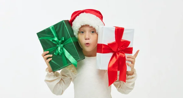 Niño Navidad Linda Niña Tapones Santa Claus Sosteniendo Coloridas Cajas — Foto de Stock