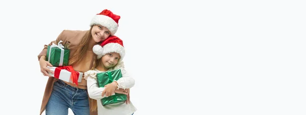 크리스마스 상자를 클로스 모자를 어머니와 딸이었다 이탈리아에서 휴일을 준비하는 — 스톡 사진
