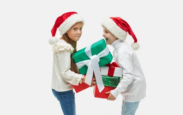 크리스마스의 형형색색의 상자를 클로스 모자를 귀여운 여자아이 이탈리아에서 전야를 준비하는 — 스톡 사진