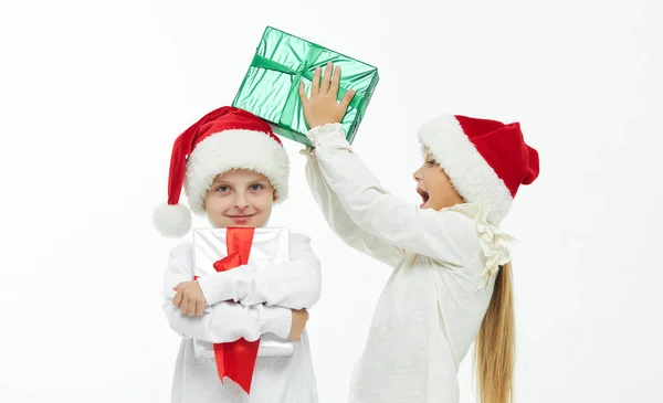 Χριστουγεννιάτικο Παιδί Χαριτωμένο Κοριτσάκι Και Αγόρι Santa Claus Caps Κρατώντας — Φωτογραφία Αρχείου
