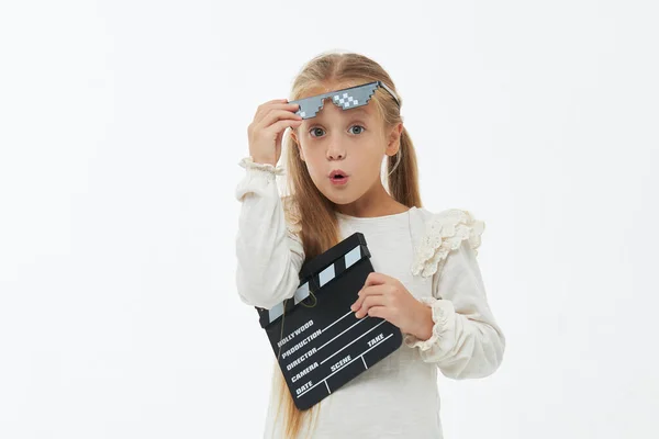 Drôle Souriant Enfant Fille Dans Cool Lunettes Tenir Film Fabrication — Photo