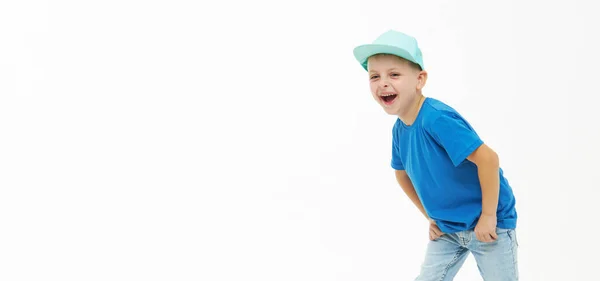 Stilvoller Junge Lacht Fröhlich Mit Weit Geöffnetem Mund Einem Blauen — Stockfoto