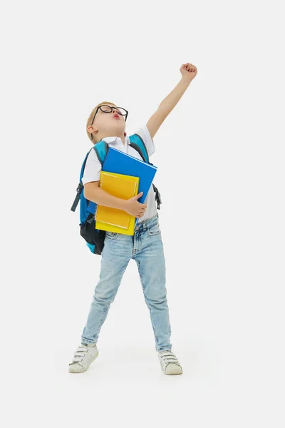 课间休息穿着校服的快乐淘气的学童 背着背包在白色背景上跳跃 假期开始了回学校去 — 图库照片