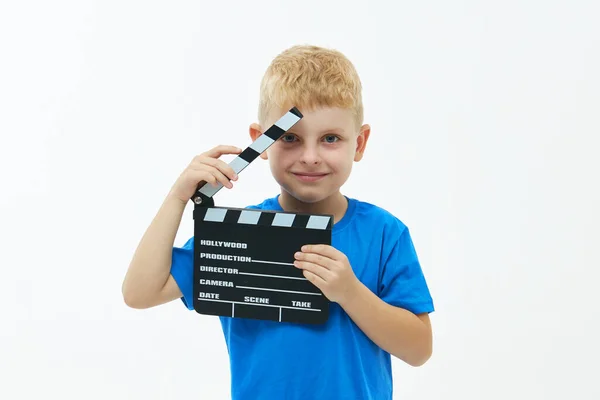 Lustig Lächelnder Kinderbub Hält Filmklapptafel Isoliert Auf Weißem Hintergrund Studioporträt — Stockfoto