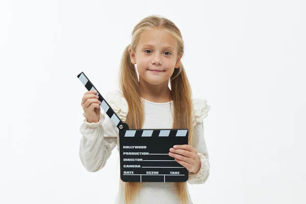 Roligt Leende Barn Flicka Coola Glasögon Hålla Film Gör Clapperboard — Stockfoto