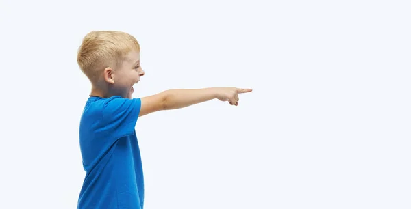 Modèle Enfant Garçon Élégant Dans Shirt Bleu Décontracté Sur Fond — Photo