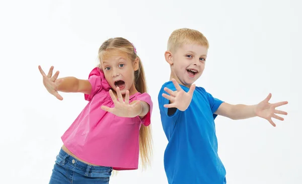 Komik Neşeli Çocuklar Arkadaşlar Sevinçle Beyaz Bir Arka Planda Sallıyorlar — Stok fotoğraf