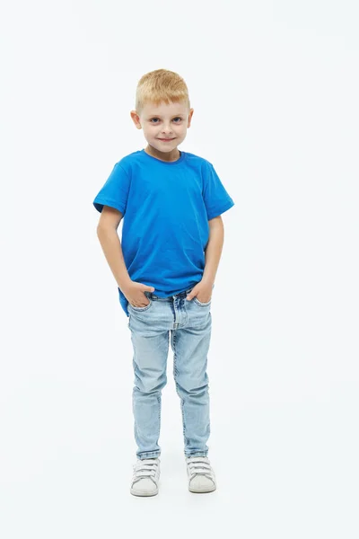 白い隔離された背景に青いカジュアルTシャツのスタイリッシュな子供の男の子モデル — ストック写真
