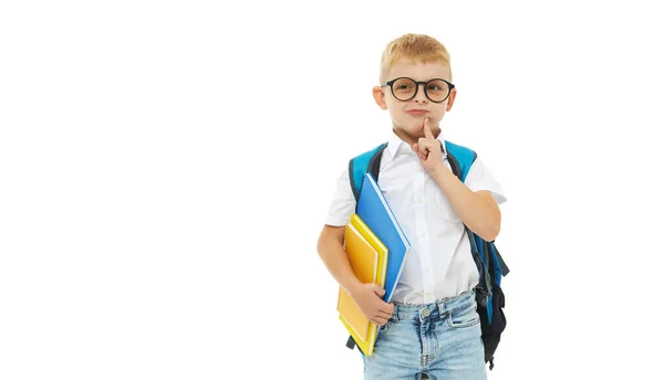 回学校去小学有趣的小男孩带着一本书 背包和白色背景的眼镜 笑得很开心 准备上学 早期发展的概念 — 图库照片