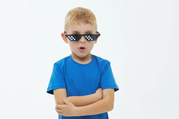 Portret Van Een Schooljongen Met Een Pixel Bril Een Witte — Stockfoto