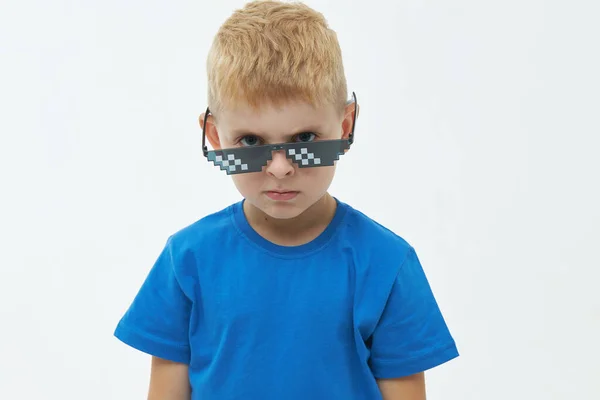 Porträt Eines Schuljungen Mit Pixelbrille Auf Weißem Hintergrund Cooler Typ — Stockfoto