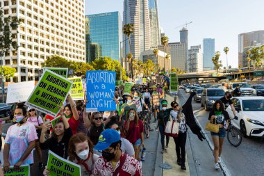 Roe, Wade 'e karşı. Los Angeles şehir merkezinde protesto. Yüksek kalite fotoğraf