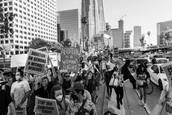 Roe, Wade 'e karşı. Los Angeles şehir merkezinde protesto. Yüksek kalite fotoğraf