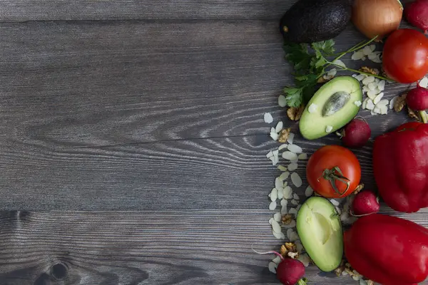 Tahta masada taze sebzeler, menü için boş yer.