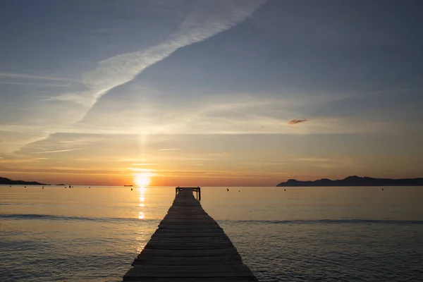 günbatımı deniz ve İskele üzerinde, 