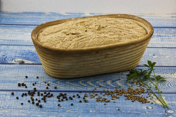 Mavi tahta masa, pimiento, kişniş, maydanoz...