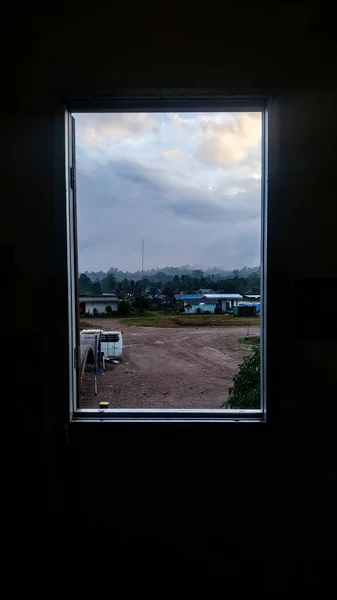Солнечный Утренний Вид Окна Гостиничного Номера Атмосфера Утреннего Восхода Солнца — стоковое фото