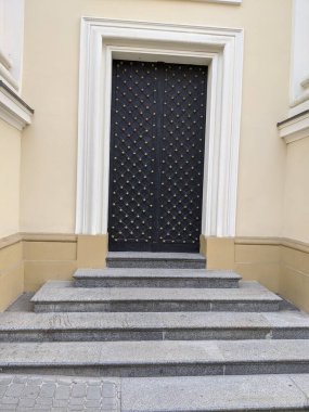 Sütunları ve merdivenleri olan boş bir bina