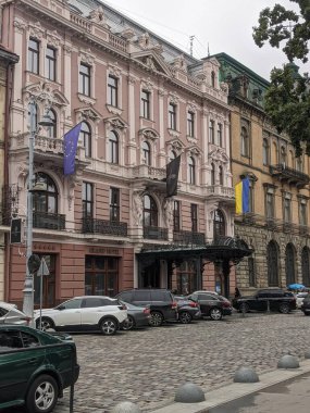 Dünyanın en nüfuslu eyaletinin başkenti olan eski kasabanın şehri..