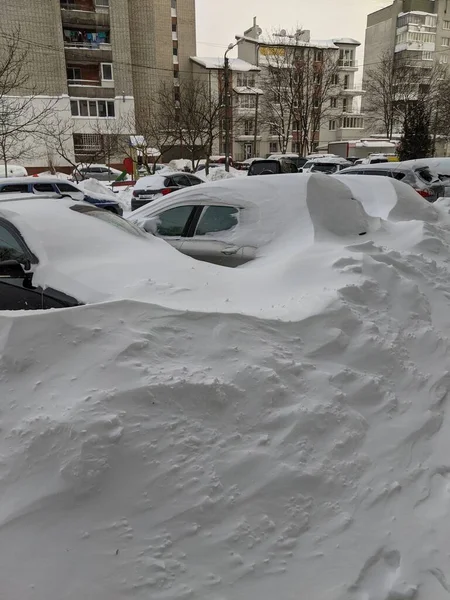 Şehirde Karla Kaplı Yol — Stok fotoğraf