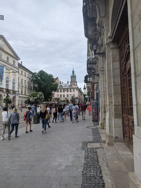 Mensen Lopen Straat Stad Lviv Ukraine — Stockfoto