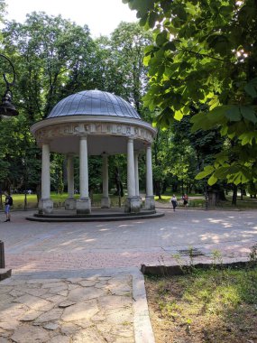 Güzel eski ahşap bina ve parktaki ağaçlar