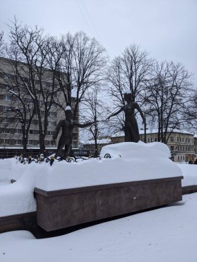Kış manzarası, kar ve ağaçlar sokaklarda, şehir merkezinde.