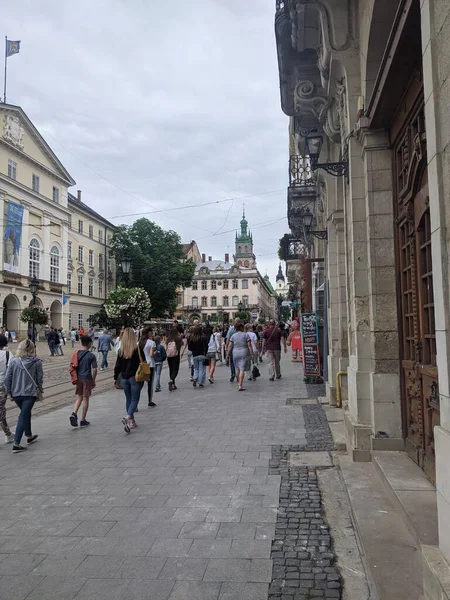 Mensen Lopen Straat Stad Lviv Ukraine — Stockfoto