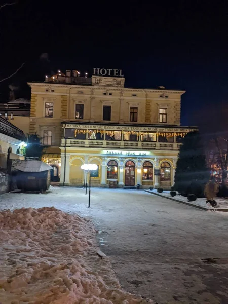 ウクライナのリヴィウ市の夜景は — ストック写真