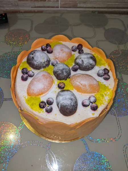 自制的带有浆果和蓝莓的蛋糕 — 图库照片