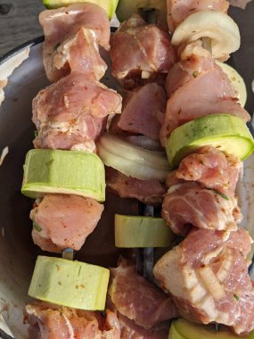 Tahtada ızgara et ve sebze.