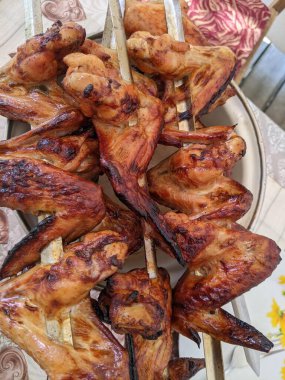 Izgarada ızgara tavuk kanadı.