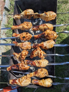 Izgarada kızarmış tavuk kanadı.