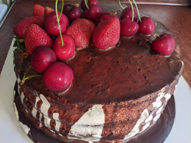 Çilekli ve kremalı çikolatalı pasta.