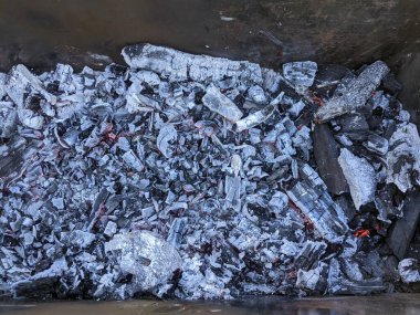 Şöminede yanan kömür